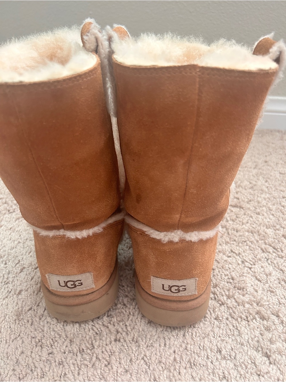UGG Classic Short Boots - Chestnut Suede